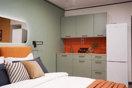 Современная студия Голубая с ванной у озера - 36