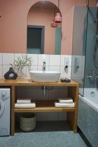 Современная студия Голубая с ванной у озера - 76