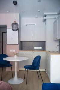 Современная студия Голубая с ванной у озера - 47