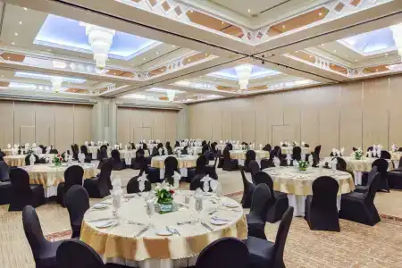 Crowne Plaza Dubai, an IHG - 7