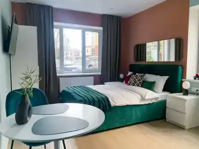 Современная студия Голубая с ванной у озера - 6