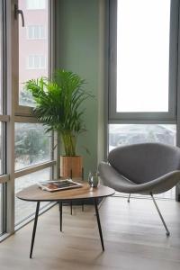 Современная студия Голубая с ванной у озера - 17