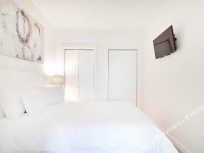 Global Luxury Suites Downtown - 39