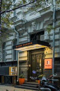 Globe Runner & Hostel - 28