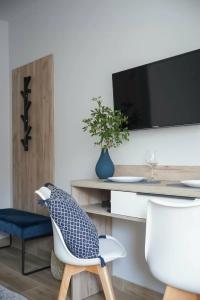 Современная студия Голубая с ванной у озера - 85