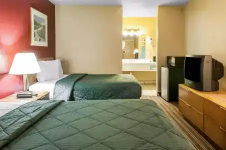 Rodeway Inn East - 16