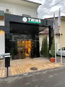 Twins - 9