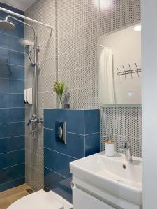 Современная студия Голубая с ванной у озера - 66