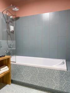 Современная студия Голубая с ванной у озера - 81