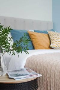 Современная студия Голубая с ванной у озера - 84