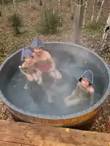 Треугольный домик в лесу с горячей купелью - 48