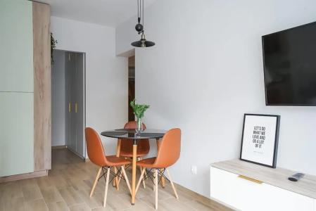 Современная студия Голубая с ванной у озера - 35