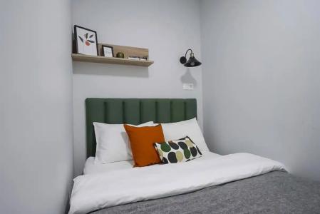 Современная студия Голубая с ванной у озера - 52