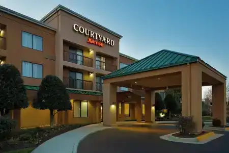 Courtyard Greenbrier - 34