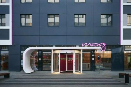 Moxy Frankfurt Airport - 8