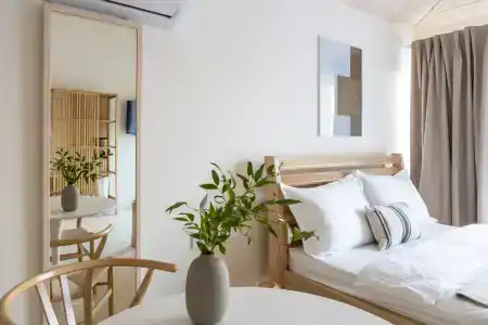 Современная студия Голубая с ванной у озера - 1