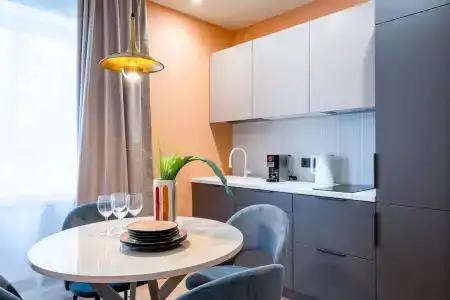 Современная студия Голубая с ванной у озера - 67