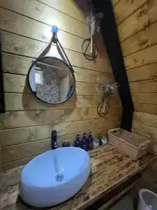 Треугольный домик в лесу с горячей купелью - 43
