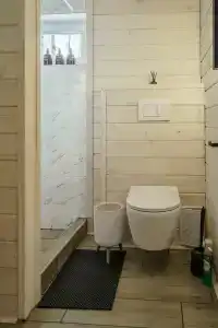 Треугольный домик в лесу с горячей купелью - 81