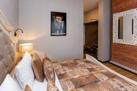 Seventeen Rooms - 117