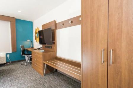 Holiday Inn Express Hollywood Walk Of Fame, An Ihg - 316