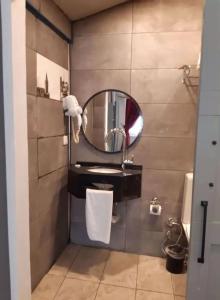 Corner Hot - 103