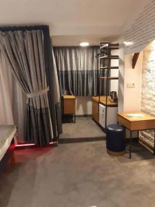 Corner Hot - 67