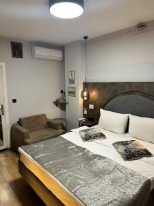 Corner Hot - 93