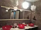 Кровать в общем 8-местном номере для мужчин и женщин