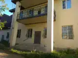 Кровать в общем номере с красивым видом из окна