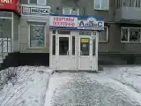 Кровать в общем номере с красивым видом из окна