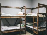 Спальное место на двухъярусной кровати в общем номере для женщин