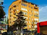 Кровать в общем номере с красивым видом из окна