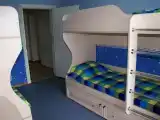 Кровать в общем номере с балконом
