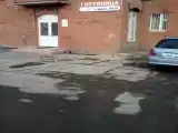 Кровать в общем номере с красивым видом из окна
