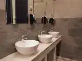 Спальное место на двухъярусной кровати в общем номере для мужчин и женщин