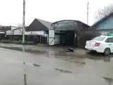 Кровать в общем номере с красивым видом из окна