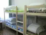 Кровать в общем номере с красивым видом из окна