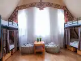 Спальное место на двухъярусной кровати в общем номере для мужчин и женщин