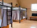 Спальное место на двухъярусной кровати в общем номере для женщин