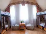 Спальное место на двухъярусной кровати в общем номере для мужчин и женщин
