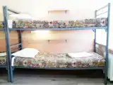 Спальное место на двухъярусной кровати в общем номере для мужчин