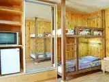 Четырехместный номер эконом-класса с общей ванной комнатой