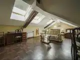 Улучшенный номер с двуспальной кроватью, односпальной кроватью и диваном-кроватью