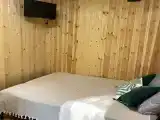 Домик в лесу с видом на горы