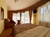 Четырехместный номер эконом-класса с общей ванной комнатой