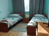 Стандартный двухместный номер с 2 отдельными кроватями и общей ванной комнатой