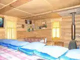 Дом на берегу горной реки с видом на скалы