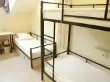 Кровать в общем 6-местном номере для мужчин и женщин