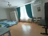 Стандартный двухместный номер с кроватью и общей ванной комнатой